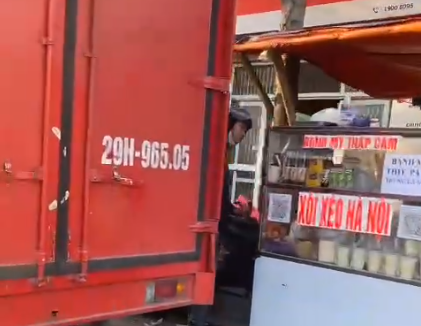Phạt một lái xe điều khiển ô tô tải đỗ xe nơi có biển 